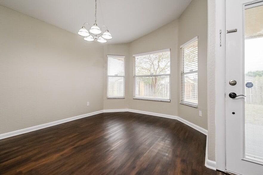Building Photo - 1411 Forsyth Way
