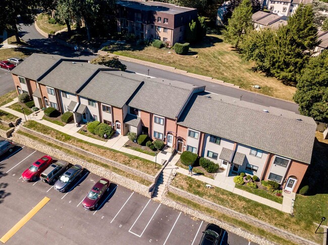 Building Photo - Updated 2 Bedroom 1.5 Bath in Goshen Valley!