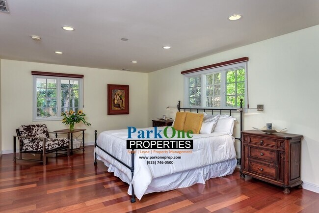 Building Photo - Amazing Moraga Home with incredible lot!