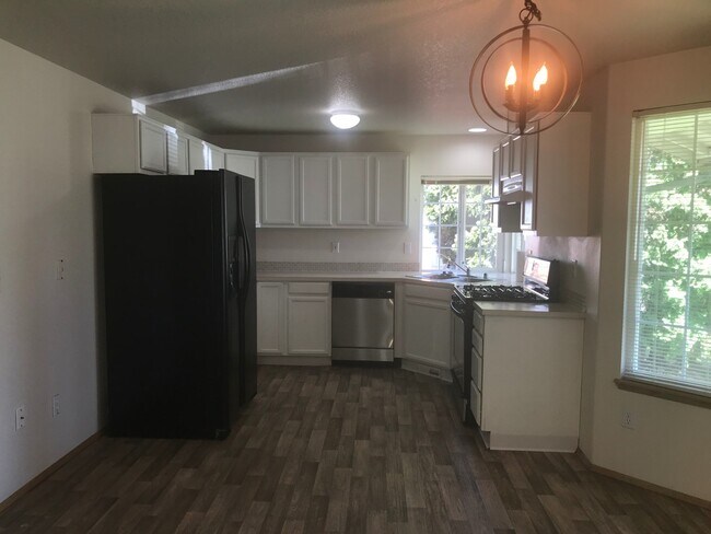 Building Photo - This one level charmer won't last long! 3 ...