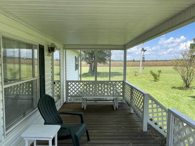 Building Photo - Furnished 3 bedroom 2 full bathroom Manufa...