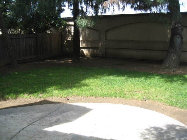 Building Photo - 1174 E Goshen Ave