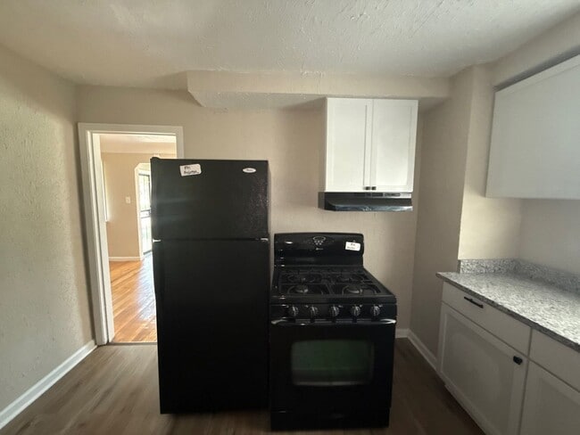 Building Photo - Renovated 3-Bedroom Home – We Welcome Sect...