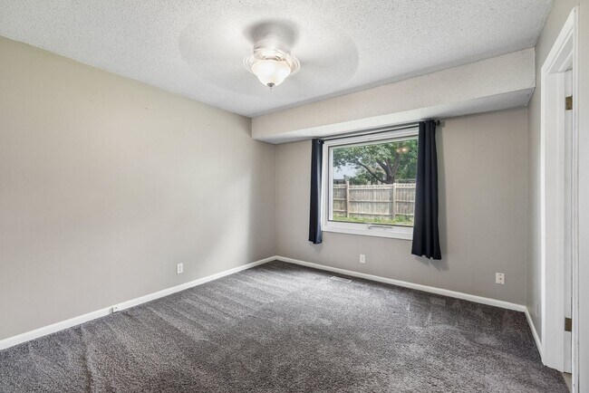 Building Photo - 1632 Dodge St