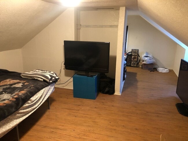 Building Photo - 3 BR 1 Bath New Haven!