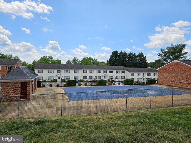 Building Photo - 2417 Barracks Pl