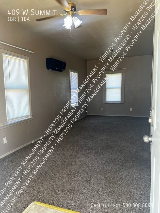 Building Photo - 409 W Summit-