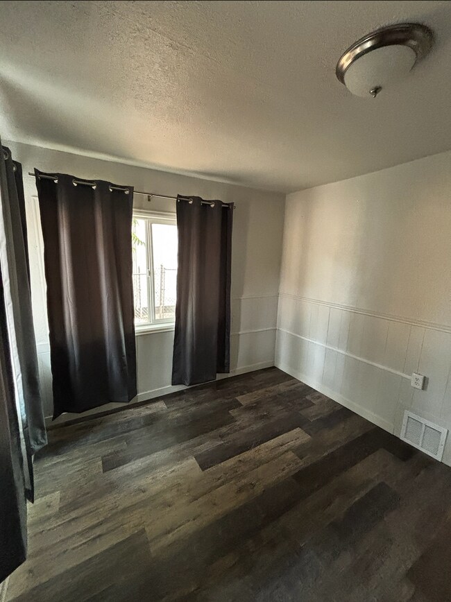 Building Photo - 1428 E Orman Ave