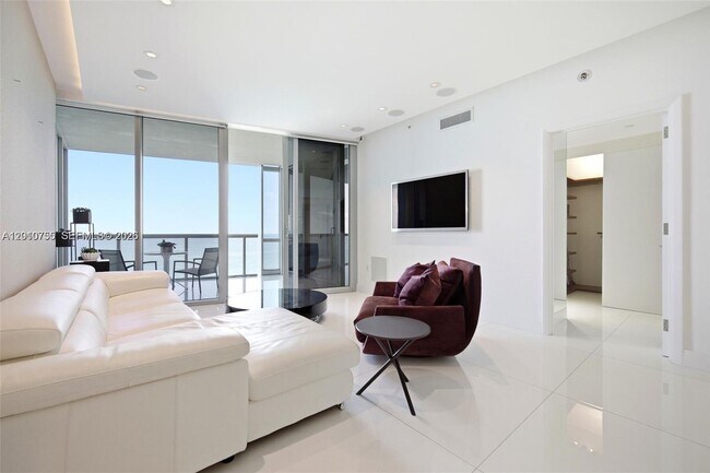 Building Photo - 17121 Collins Ave