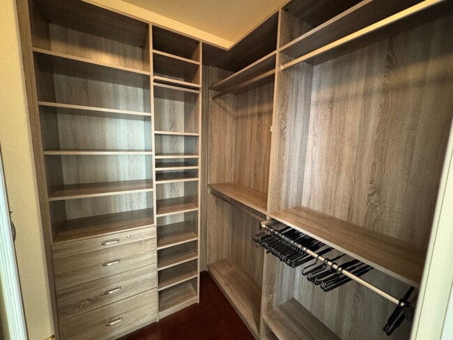 Building Photo - 5 Bedroom Luxury home