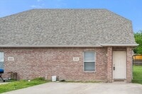 Building Photo - 404 Kings Way Dr