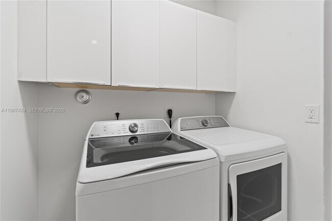 Building Photo - 6432 NW 104th Ct