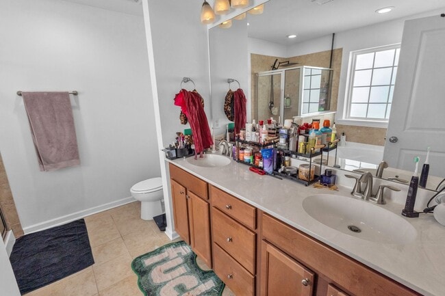 Building Photo - Large fenced yard corner lot - 4 Bedroom home in Moss Grove Plantation