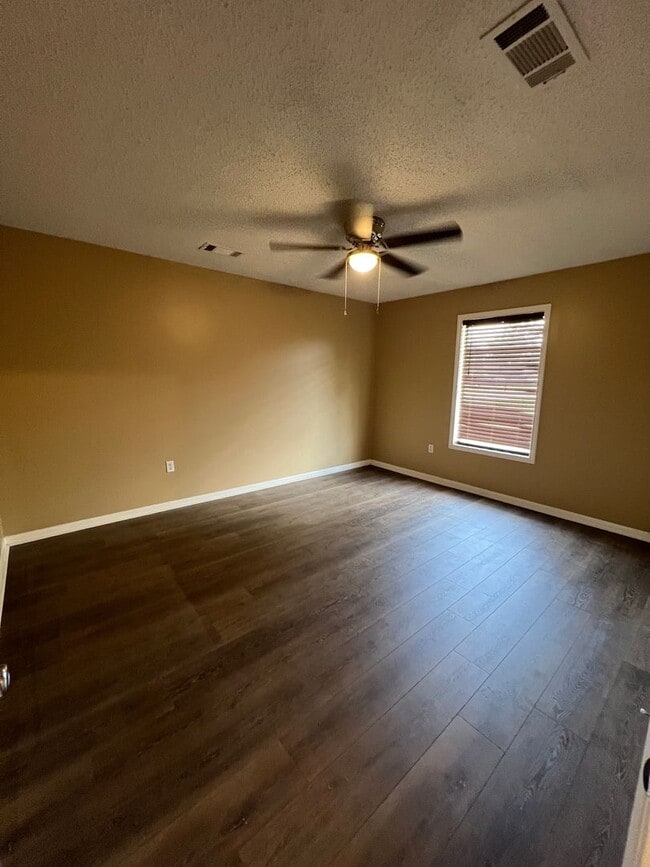 Building Photo - Home for lease