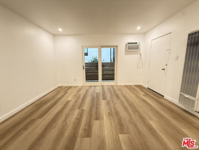 Building Photo - 1333 N Fuller Ave