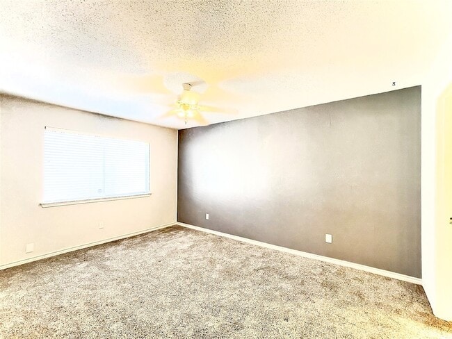 Building Photo - 3119 Lakeside Dr