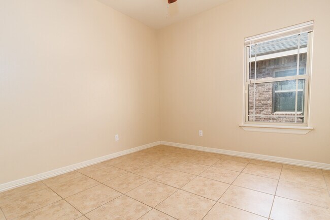 Building Photo - 2706 E Garfield Ave