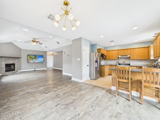 Building Photo - 115 La Rue Vil