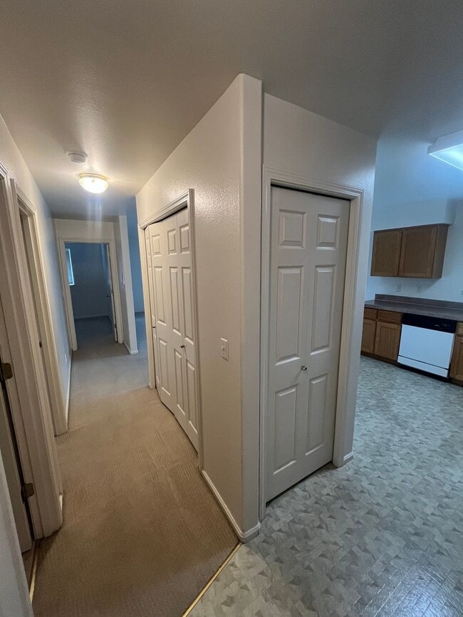Building Photo - 2-Bedroom 1.5-bathroom Apartment TOP UNIT
