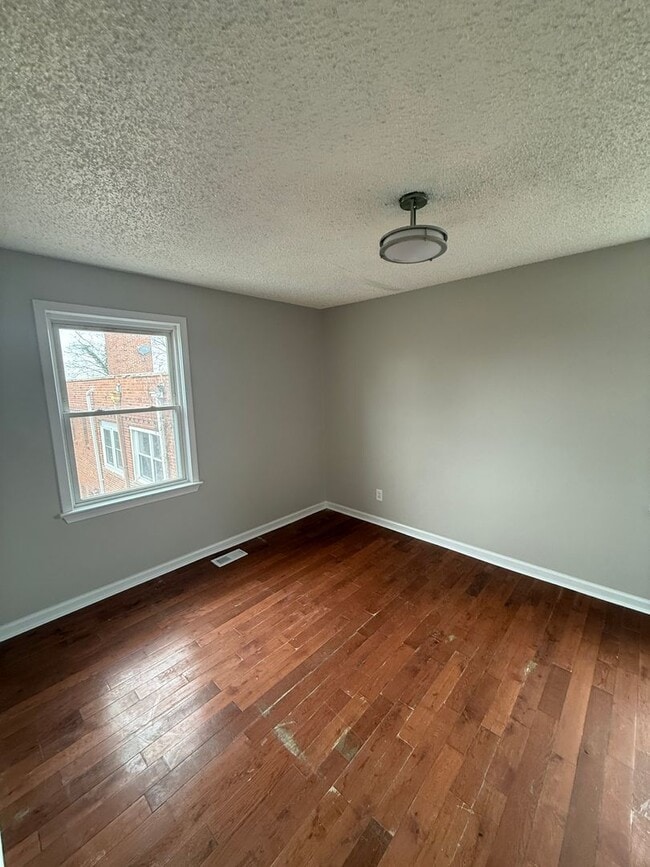 Building Photo - Beautiful 3 Bedroom 2 bath Townhome Conveniently Located and updated