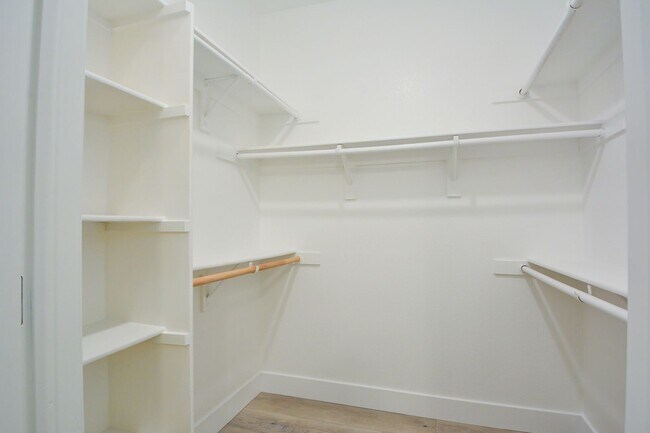Building Photo - Beautiful 2BR / 2BA Renovated / Modern Con...