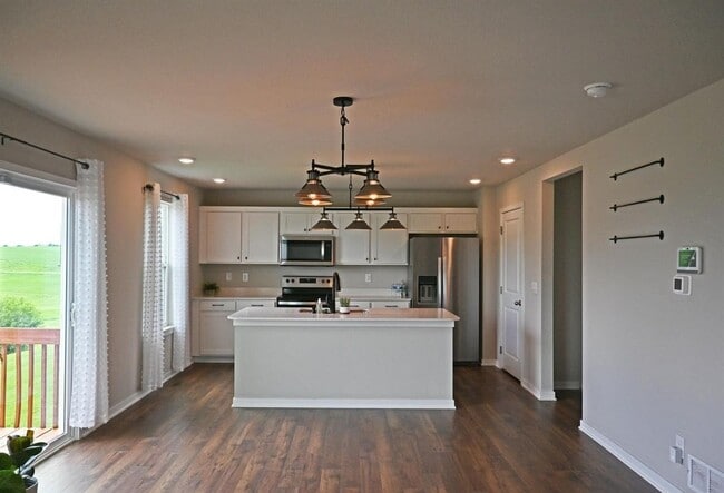 Building Photo - Spacious Elegance Meets Modern Comfort In ...