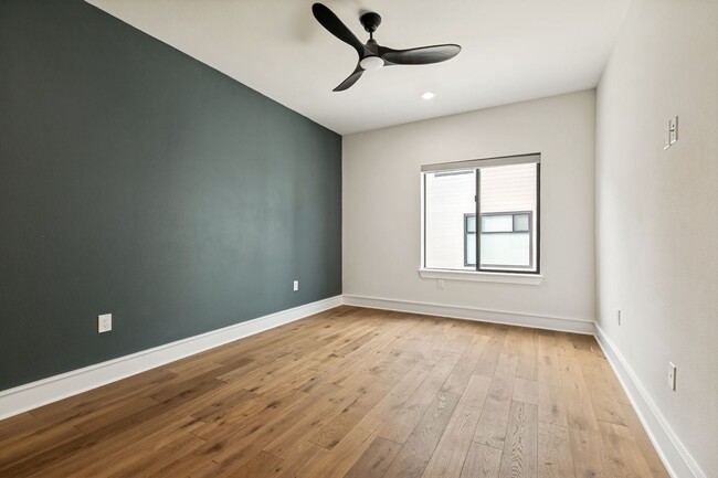 Building Photo - LUXURY TOWNHOME IN LONE STAR DISTRICT