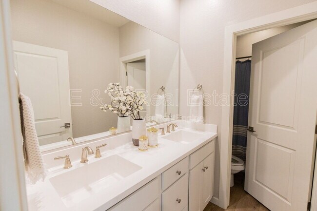 Building Photo - 3726 E Flower St