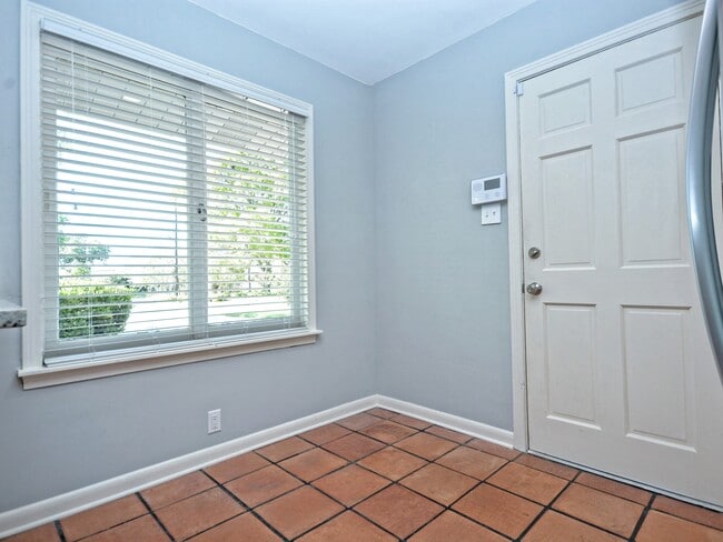 Building Photo - 2600 Twin Oaks Dr