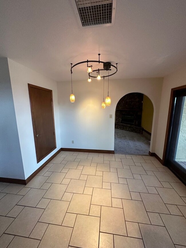 Building Photo - Beautiful 3 Bedroom, 3 Bathroom, Available...