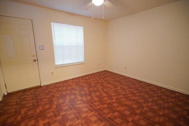 Building Photo - 2335 Parrot Ln