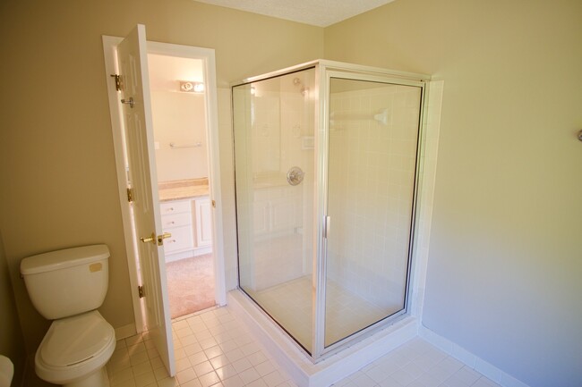 Building Photo - Dunwoody Living at Its Best – Spacious 4BR...