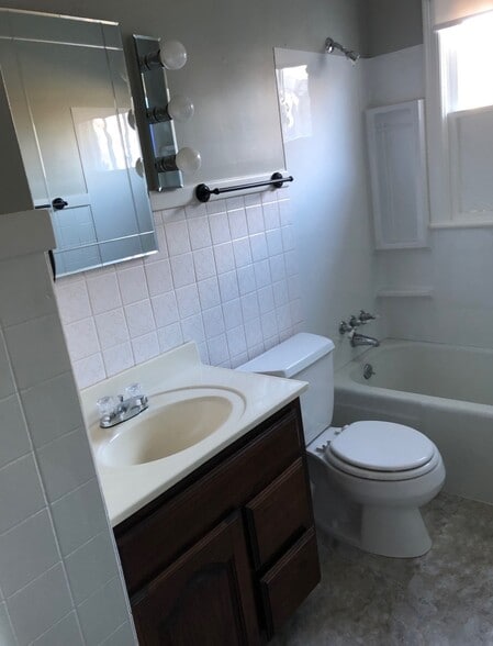 Building Photo - 5337 E 11th St