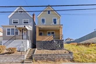 Building Photo - Bright 2 Bedroom Apartment in Duquesne Heights – Minutes from Mount Washington Overlook!