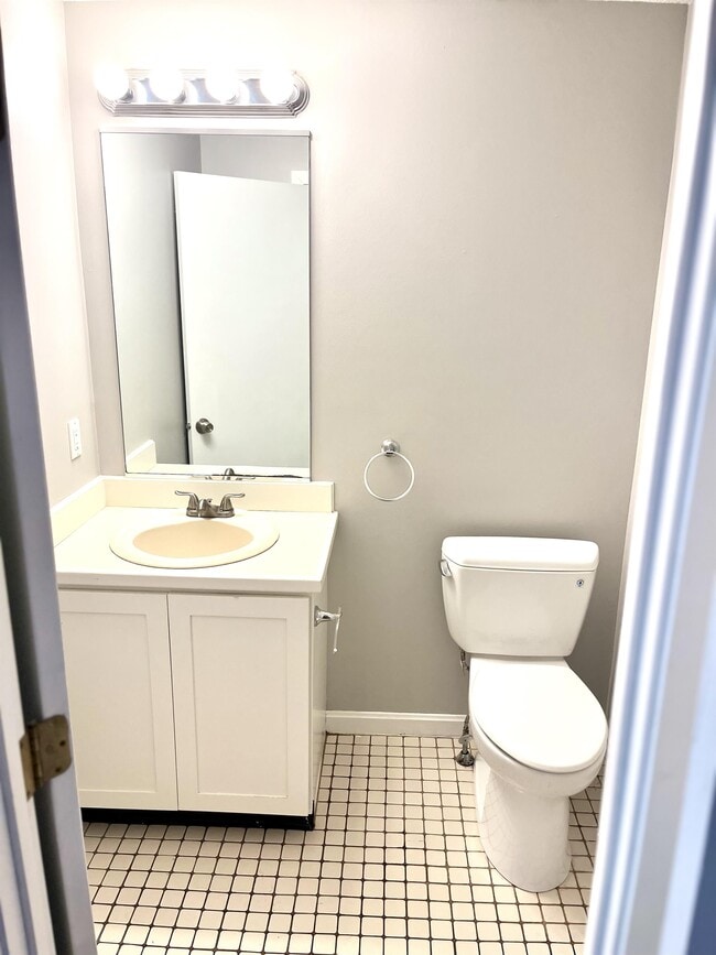 Building Photo - 12 Hawthorne Village