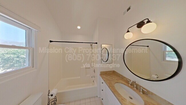 Building Photo - 2570 Lillie Ave