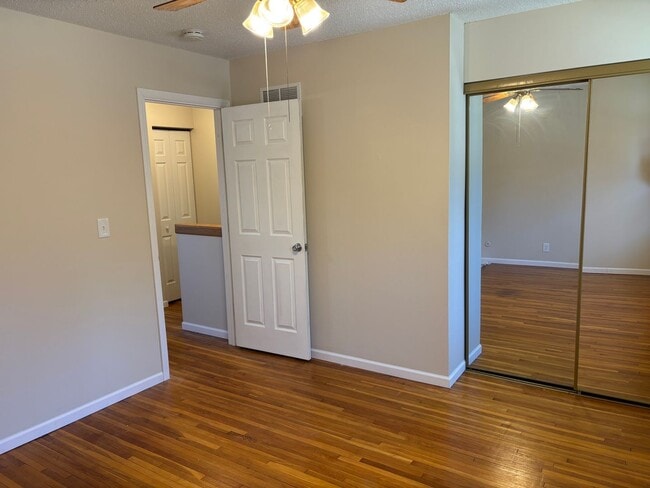 Building Photo - 2 Bedroom, 1.5 Bath Townhouse in Clinton, IA