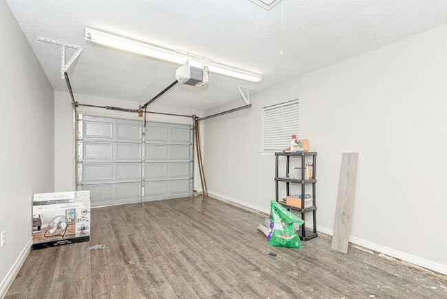 Building Photo - Adorable Home with fenced in backyard!