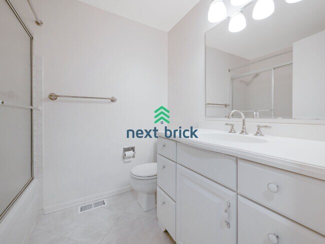 Building Photo - 6 Bed and 3 Bath Single Family Home Available Now!
