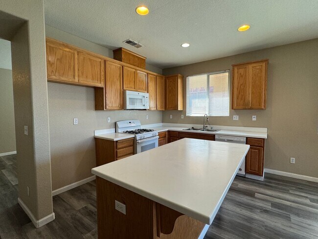 Building Photo - Four Bed, Two Bath Home Close to Hwy 99 an...