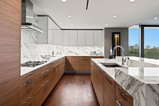 Building Photo - 3433 Westheimer Rd