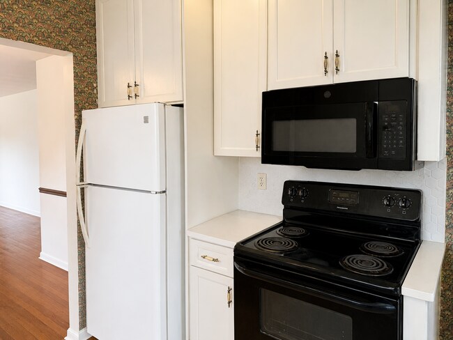 Building Photo - Beautiful 3 Bedroom 1 bathroom Cape Cod with Bonus Room!