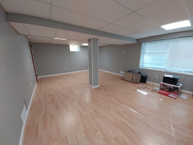 Building Photo - 2 Bedroom 1.5 Bathroom duplex in Hudson