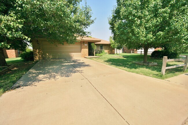 Primary Photo - 3 Bed 2 Bath Home in Zia School District!