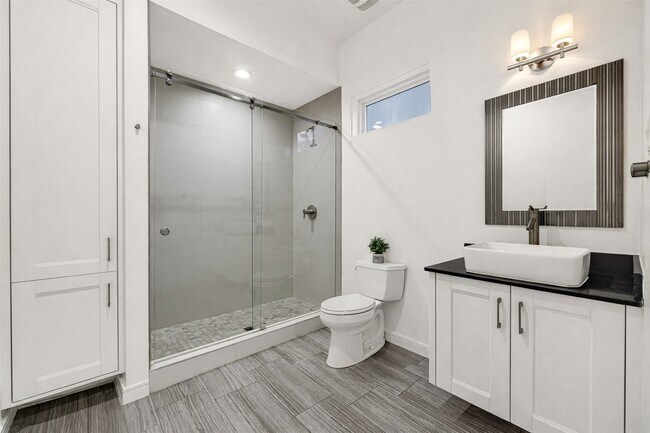 Building Photo - 707 W Clay St