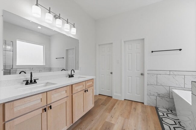 Building Photo - 3531 White Oak Point Dr