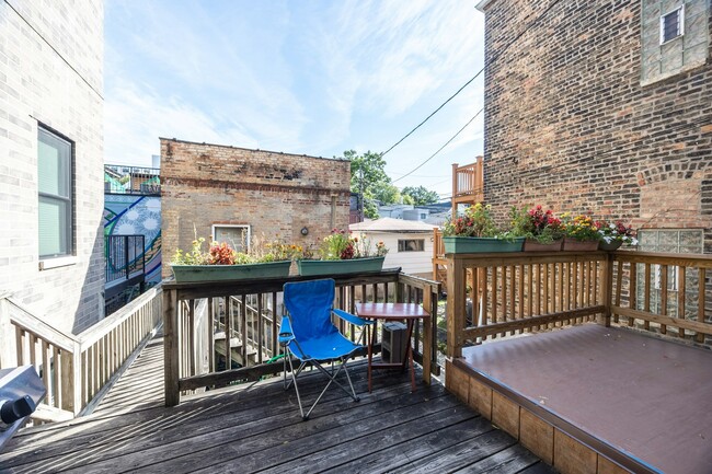 Building Photo - 1723 N Wood St