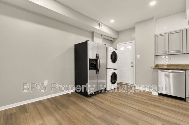 Building Photo - 1033 5th St NE