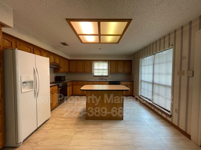 Building Photo - 9766 Kinglet Dr
