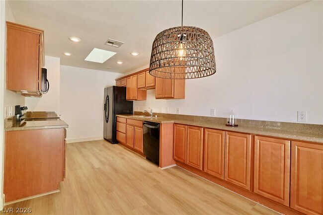Building Photo - 3181 Pinehurst Dr